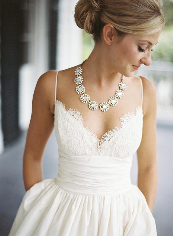 Robe de mariée en dentelle à fines bretelles et coupe trapèze, sans manches, WD049
