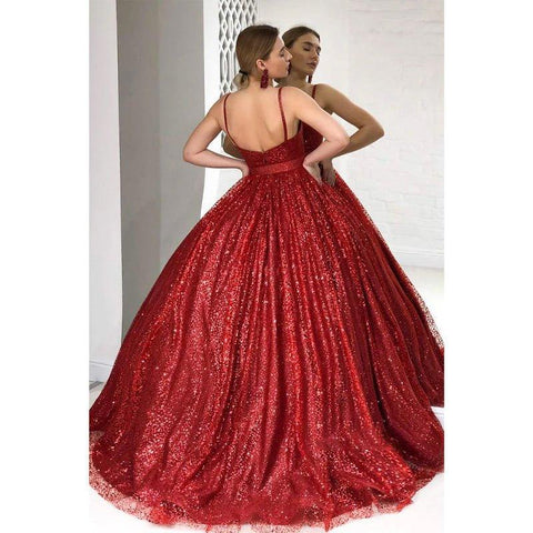 Vestido formal de corte A con tirantes finos y apliques 