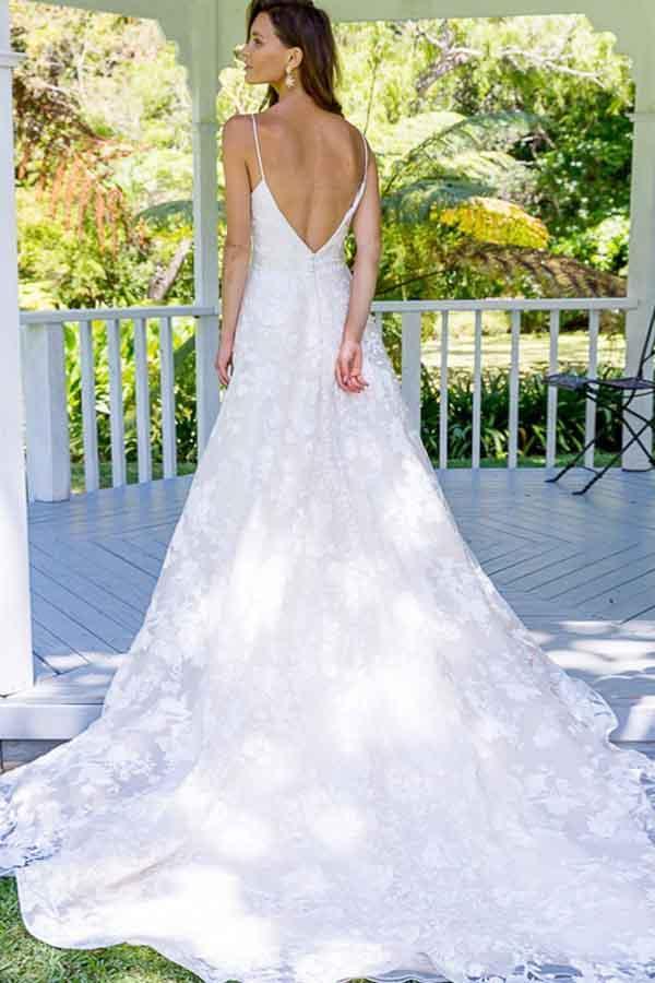 Vestido de novia largo de encaje con tirantes finos, espalda descubierta y corte en A
