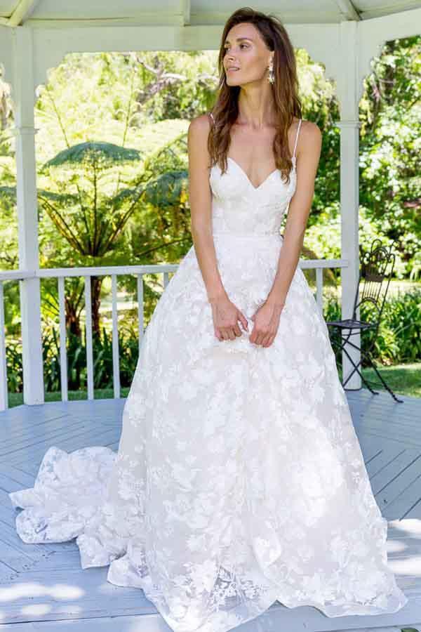 Vestido de novia largo de encaje con tirantes finos, espalda descubierta y corte en A