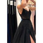 Vestido largo de fiesta negro de corte A con tirantes finos, cuentas y abertura lateral