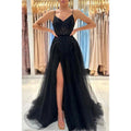 Vestido largo de fiesta negro de corte A con tirantes finos, cuentas y abertura lateral