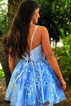 Vestido de fiesta azul de corte línea A con tirantes finos y diseño cruzado, con apliques PD375