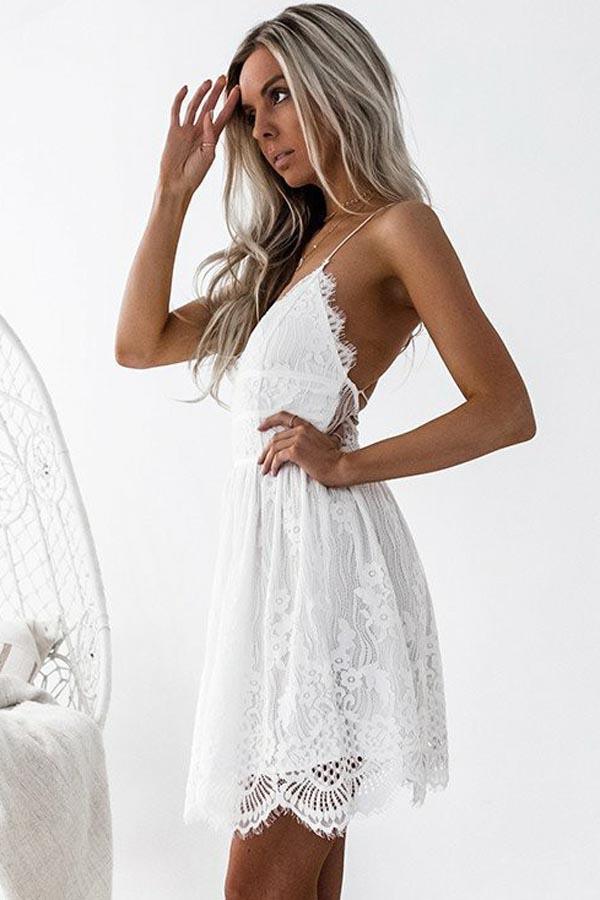 Vestido de fiesta blanco de encaje con tirantes finos cruzados y corte en A
