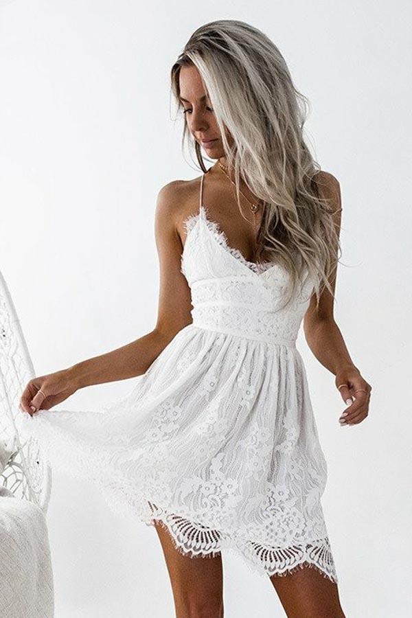 Vestido de fiesta blanco de encaje con tirantes finos cruzados y corte en A