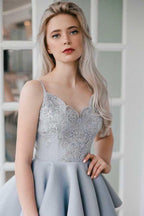 Vestido de fiesta gris satinado con tirantes finos y apliques, corte en A, PD027