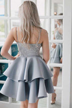 Vestido de fiesta gris satinado con tirantes finos y apliques, corte en A, PD027