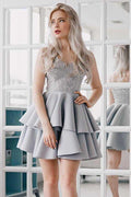 Vestido de fiesta gris satinado con tirantes finos y apliques, corte en A, PD027
