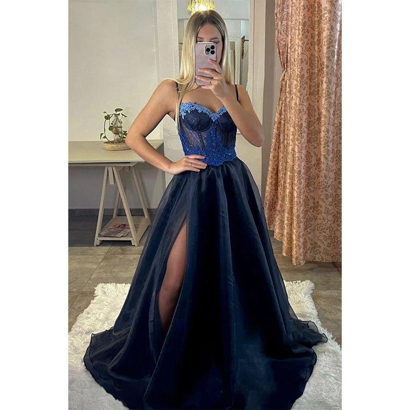 Vestido largo de fiesta con tirantes finos, corte en A, apliques de encaje y lentejuelas. 