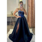 Vestido largo de fiesta con tirantes finos, corte en A, apliques de encaje y lentejuelas. 