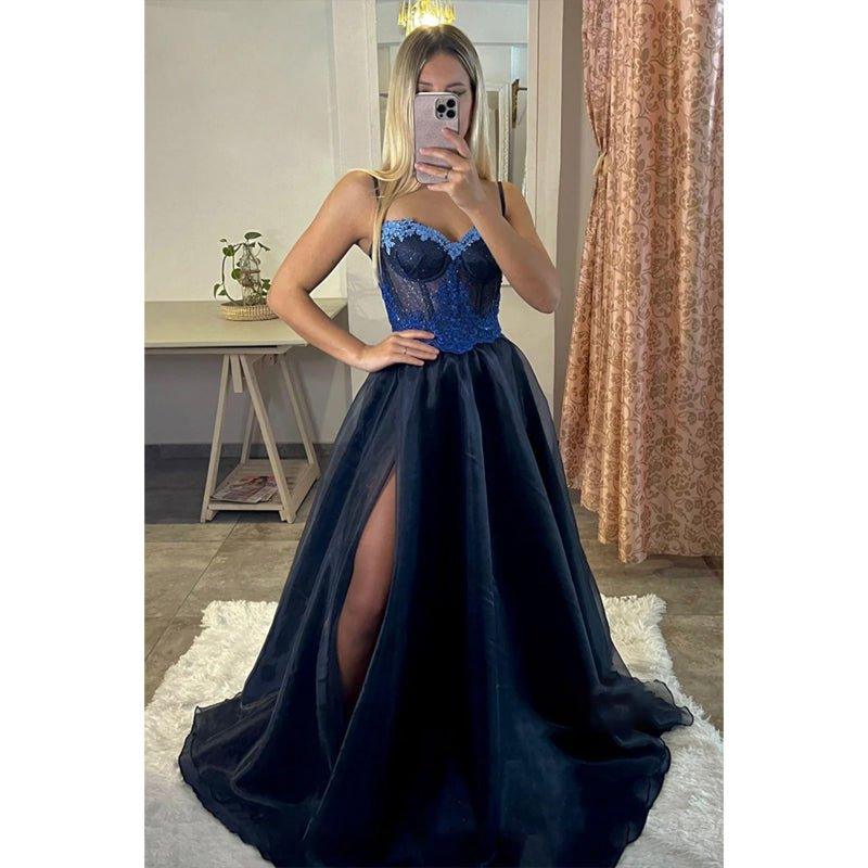Vestido largo de fiesta con tirantes finos, corte en A, apliques de encaje y lentejuelas. 