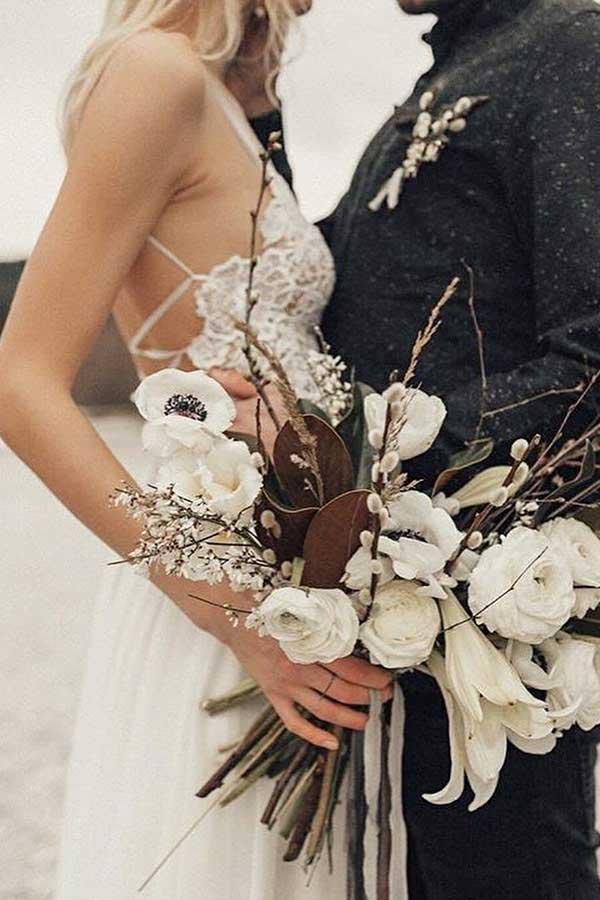 Vestido de novia largo de gasa con tirantes finos y corte en A con encaje WD259