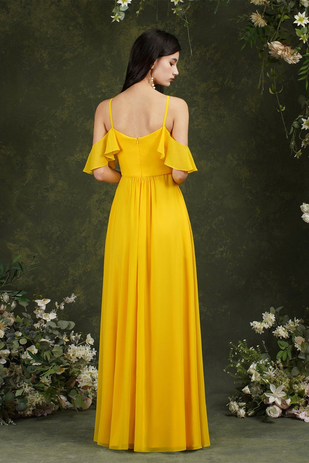 Robe de demoiselle d'honneur en mousseline de soie, coupe trapèze, bretelles spaghetti, épaules dénudées, volants et poches
