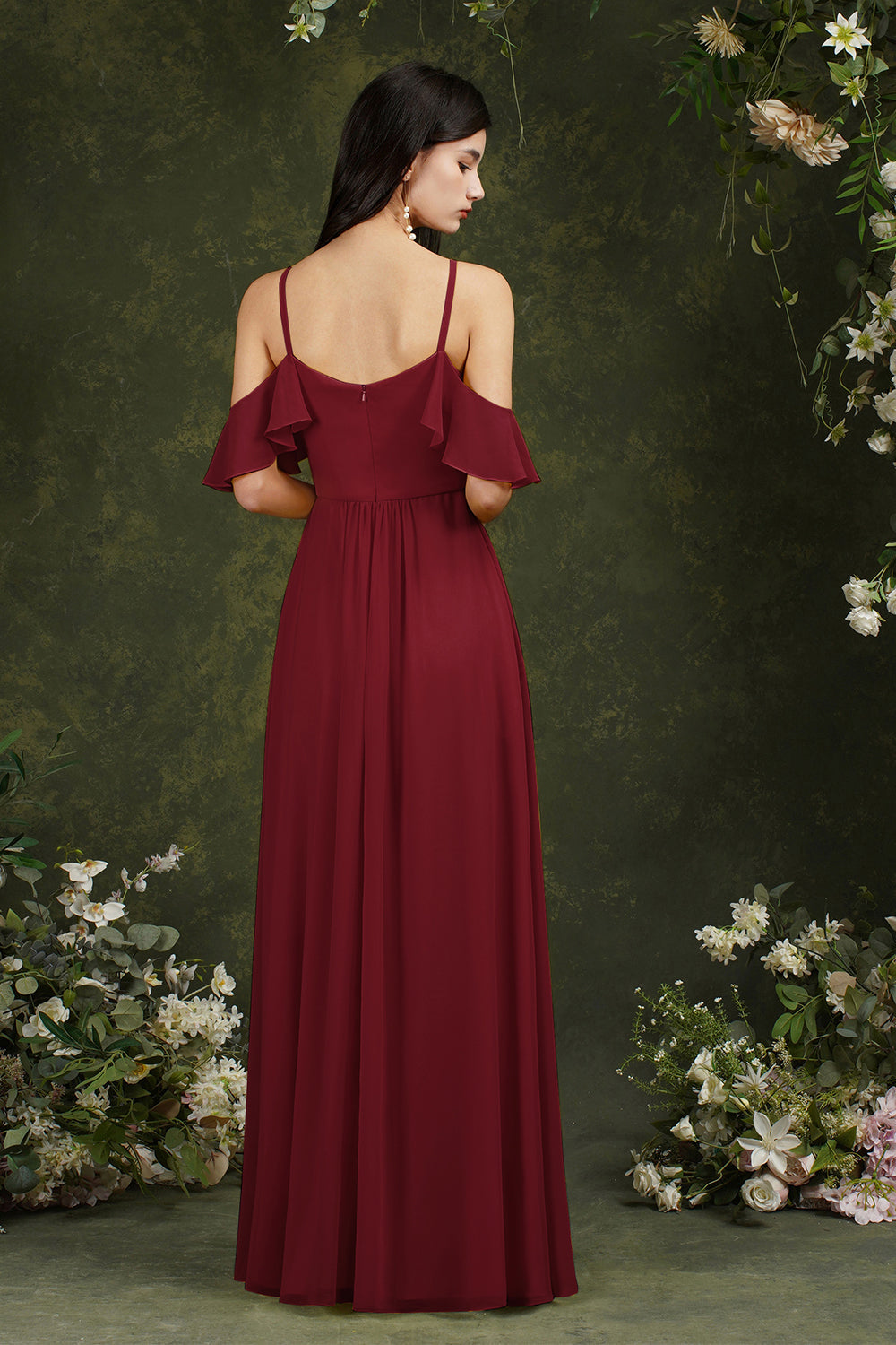 Vestido de dama de honor de gasa con tirantes finos, escote en A, hombros descubiertos, volantes y bolsillos.