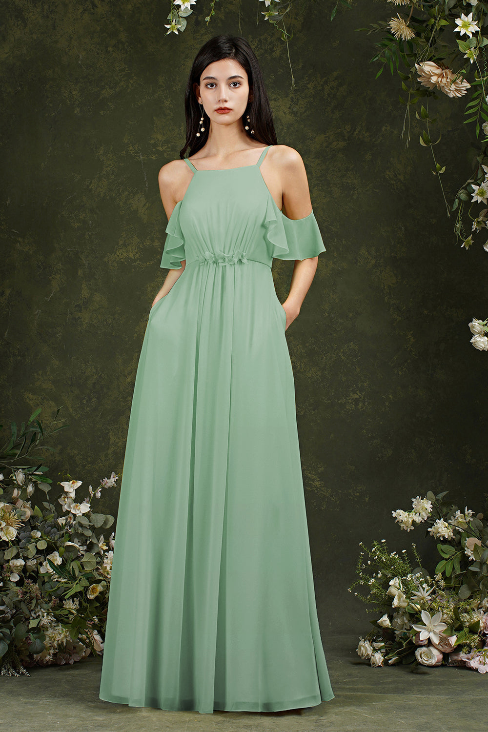 Robe de demoiselle d'honneur en mousseline de soie, coupe trapèze, bretelles spaghetti, épaules dénudées, volants et poches
