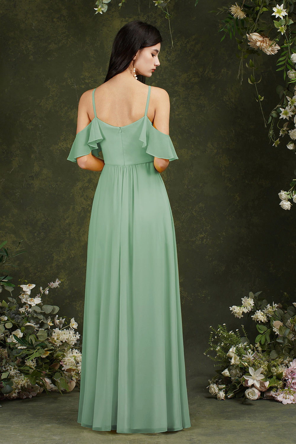 Vestido de dama de honor de gasa con tirantes finos, escote en A, hombros descubiertos, volantes y bolsillos.