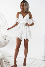 Vestido corto blanco de encaje con tirantes finos y volantes, corte en A, para baile de bienvenida PD213