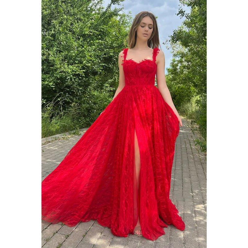 Vestido de noche formal rojo de encaje con tirantes finos, corte en A y abertura lateral 