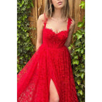 Vestido de noche formal rojo de encaje con tirantes finos, corte en A y abertura lateral 