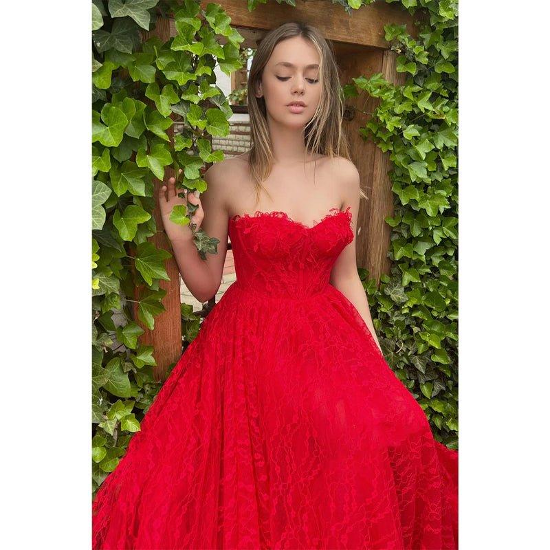 Vestido de noche formal rojo de encaje con tirantes finos, corte en A y abertura lateral 