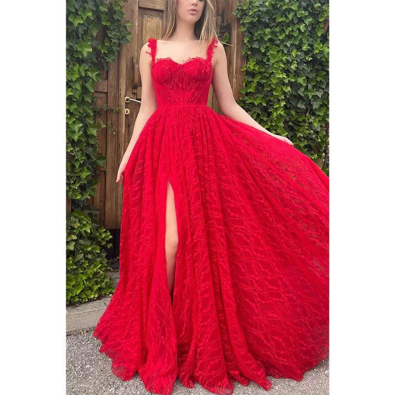 Vestido de noche formal rojo de encaje con tirantes finos, corte en A y abertura lateral 
