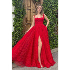 Vestido de noche formal rojo de encaje con tirantes finos, corte en A y abertura lateral 