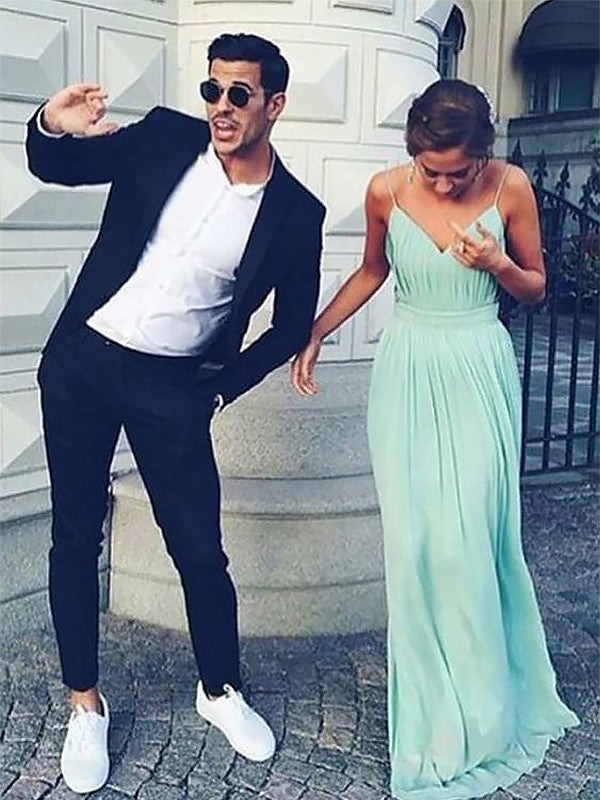 Vestidos de graduación de gasa fruncida, sin mangas, de corte línea A y tirantes finos, hasta el suelo.