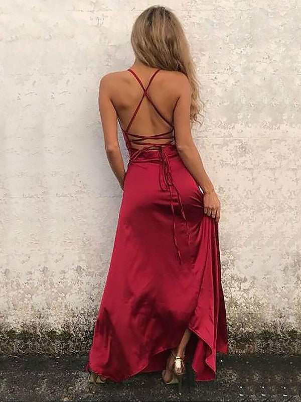 Vestidos de fiesta de satén elástico tejido, sin mangas, de corte línea A, con tirantes finos y volantes. Largos hasta el suelo.