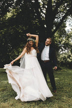 Vestido de novia de corte A, sin mangas, con tirantes finos y cola corta WD541