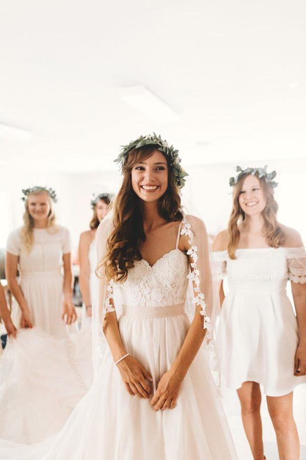 Vestido de novia de corte A, sin mangas, con tirantes finos y cola corta WD541