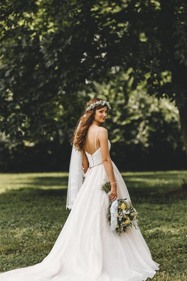Vestido de novia de corte A, sin mangas, con tirantes finos y cola corta WD541