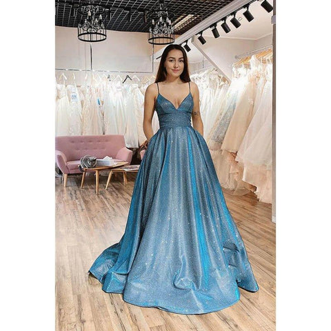 Vestido largo de fiesta de tul brillante con tirantes finos, corte en A y bolsillos. 