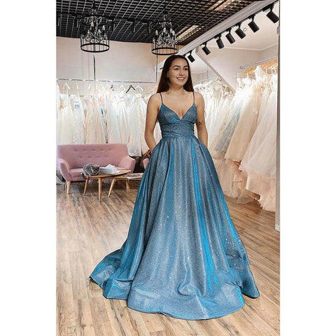 Vestido largo de fiesta de tul brillante con tirantes finos, corte en A y bolsillos. 