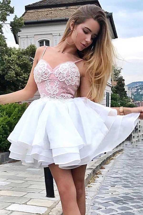 Vestido blanco de fiesta de bienvenida con tirantes finos, corte en A y volantes, con apliques PD405
