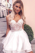 Vestido blanco de fiesta de bienvenida con tirantes finos, corte en A y volantes, con apliques PD405