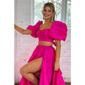 Vestido de fiesta largo rosa de dos piezas con corte en A, lazo cuadrado y abertura.