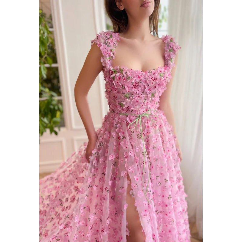 Vestido largo de fiesta de corte A con escote cuadrado, encaje floral 3D y pliegues.