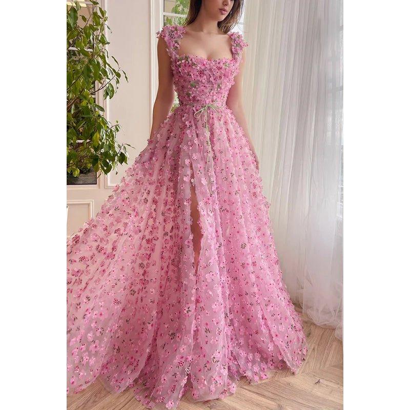 Vestido largo de fiesta de corte A con escote cuadrado, encaje floral 3D y pliegues.