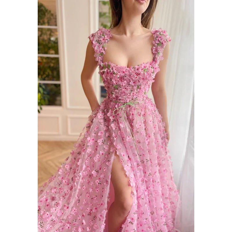 Vestido largo de fiesta de corte A con escote cuadrado, encaje floral 3D y pliegues.
