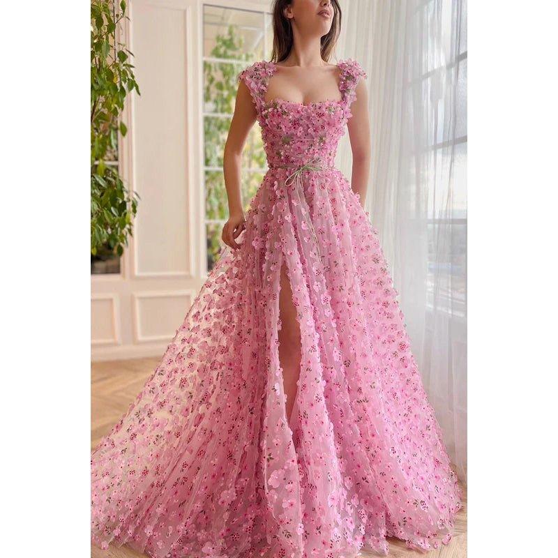 Vestido largo de fiesta de corte A con escote cuadrado, encaje floral 3D y pliegues.