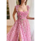 Vestido largo de fiesta de corte A con escote cuadrado, encaje floral 3D y pliegues.