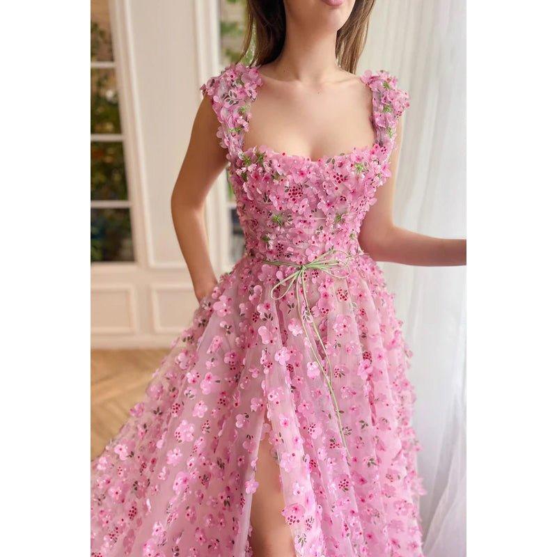 Vestido largo de fiesta de corte A con escote cuadrado, encaje floral 3D y pliegues.