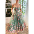 Vestido de noche de fiesta midi de corte A sin tirantes con apliques de tul