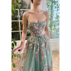 Vestido de noche de fiesta midi de corte A sin tirantes con apliques de tul