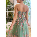 Vestido de noche de fiesta midi de corte A sin tirantes con apliques de tul
