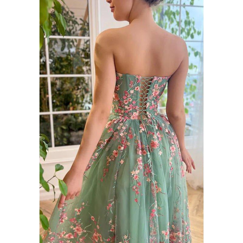 Vestido de noche de fiesta midi de corte A sin tirantes con apliques de tul