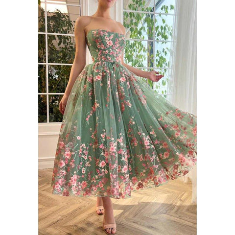 Vestido de noche de fiesta midi de corte A sin tirantes con apliques de tul