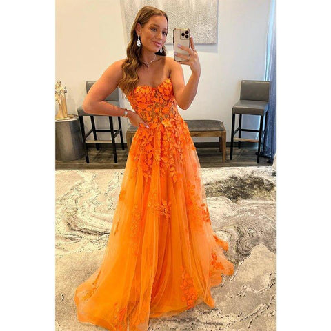 Vestido de graduación de último año sin tirantes con apliques de encaje y corte en A 