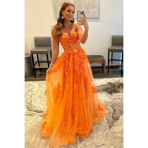 Vestido de graduación de último año sin tirantes con apliques de encaje y corte en A 