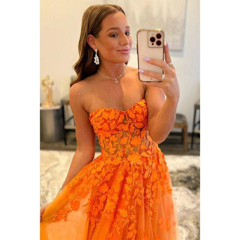 Vestido de graduación de último año sin tirantes con apliques de encaje y corte en A 